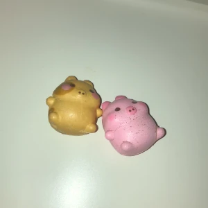 Marsmelli squishys - Säljer dessa mini marsmellis i roasted girl och original boy från märket creamiicandy! 60 kr styck och 100 kr tillsammans! 🥰