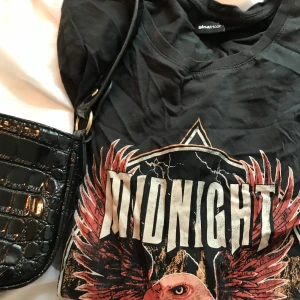 Gina T-shirt  - T-shirt från Gina med tryck. Supercool💜💕