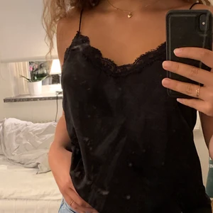 Fint svart linne - Ett jätte fint svart linne från gina. Kommer tyvärr inte till användning. Säljer för 80+frakt💞💕