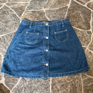 Jeanskjol  XS - Jättesöt vintage jeanskjol som är för liten för mig 😭   Jag har S till M så den passar 100% på XS