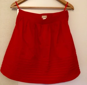  - Finare kjol från H&M i stl 38,använd förra Julafton och är i nyskick.