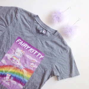  - 🐱 Grå T-shirt med Hello Kitty-tryck, enligt lapp strl L men definitivt en S. Frakt tillkommer eller så kan jag mötas upp i Sthlm 🌸