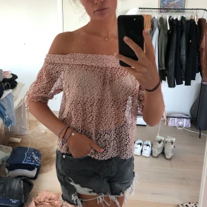 Sommartopp - Supersöt sommartopp. Använd fåtal gånger. kan användas med bara en söt bh/bikini under eller något mer täckande. 