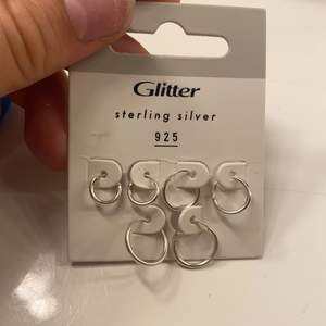 Säljer ett par örhängen från glitter, 3-pack. Aldrig använda, bara tagit av från själva 