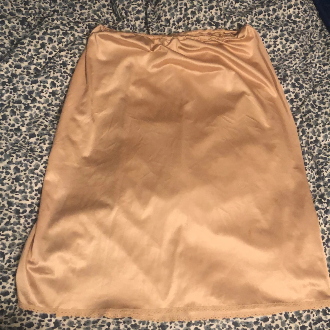 kjol med spets/slits - 91