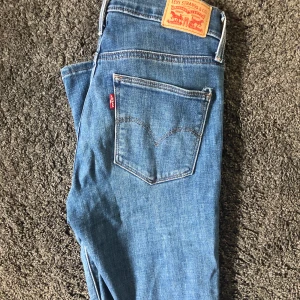 Levi’s Jeans - Endast använda ett fåtal gånger. Bra skick, nästan nyskick. Köpare står för frakt.