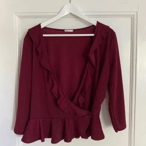 Ny Nelly top - Oanvänd, söt topp från Nelly. Lite kortare modell i storlek M/L. Stretchig. Skickas mot fraktkostnad. 