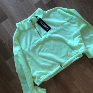 Crop top - Croppad top/tröja , oanvänd, prislapp kvar! 