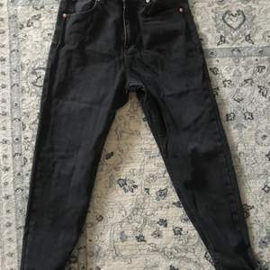 Oanvända svarta Mom jeans från lager 157. Storlek Small.