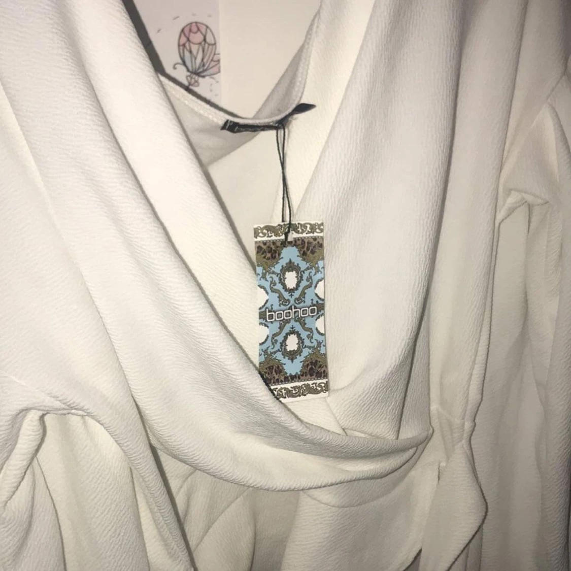 Vit omlott blus, ballongärmar