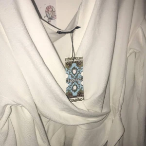 Vit omlott blus, ballongärmar  - Aldrig använd , prislapp kvar 