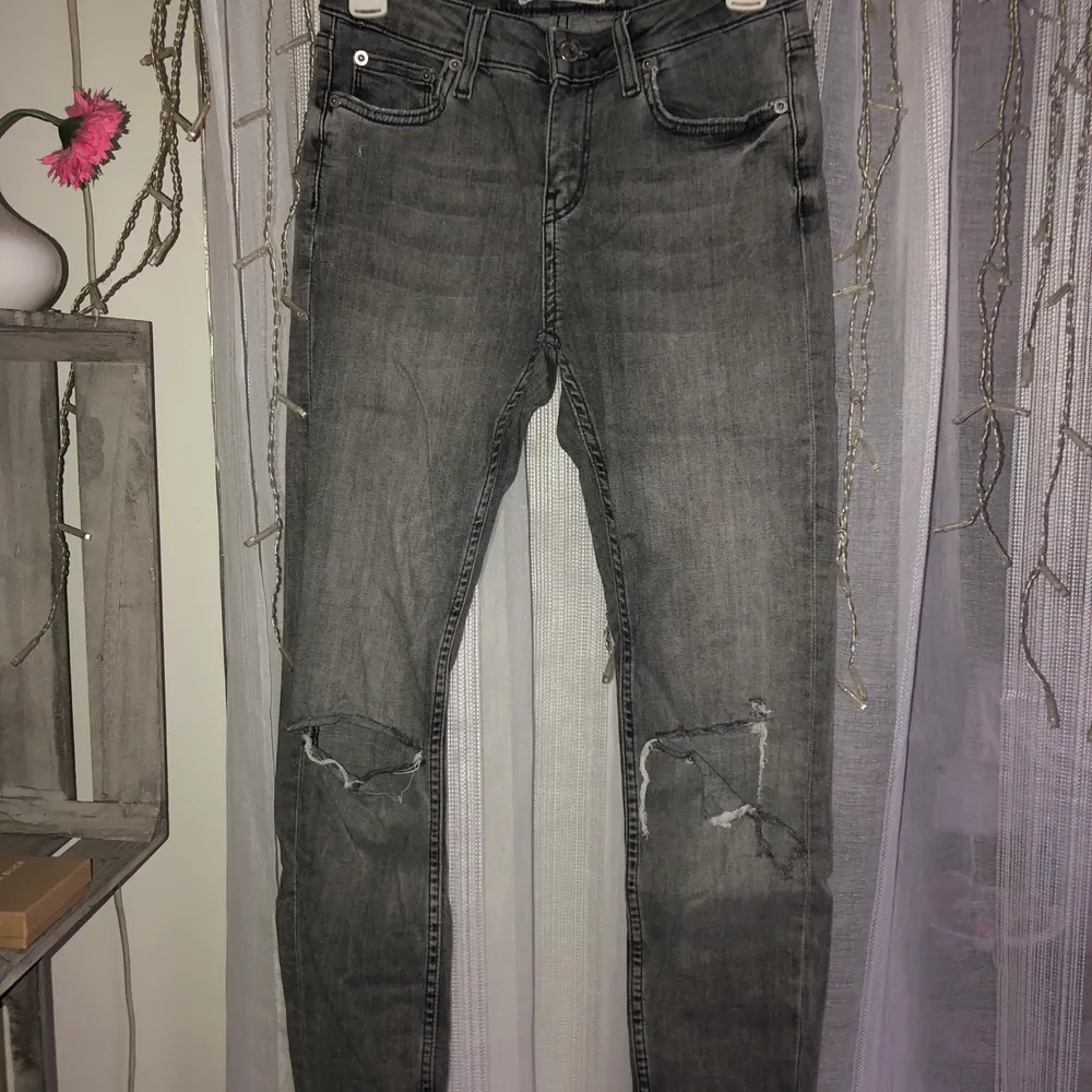 BUDA - Gråa tajta zara jeans - köpta för något år sedan men i princip helt oanvända. Väldigt snygg passform. KÖPARE STÅR FÖR FRAKT. Jeans & Byxor.