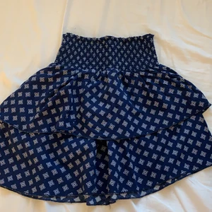 Marinblå kjol med fint tryck ifrån HM storlek 32. - Väl använd men i fint skick. Säljer pågrund av att den har blivit för liten för mig. Köparen står för frakten💗