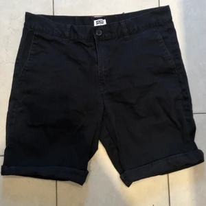 Svarta Weekdayshorts i stl 50 men - Knappt använda kortbyxor i svart chino material, säljare står för frakt