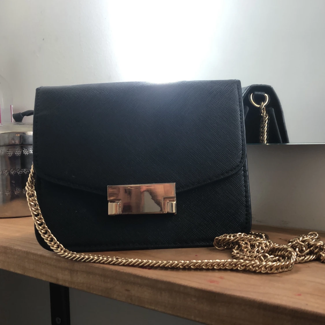 Svart hans väska från H&M.