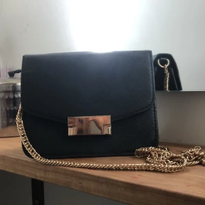 Svart hans väska från H&M. - Denna väska är perfekt när man bara har lite med sig och inte orkar bära runt på en stor väska. Även andvänd ca 3 gånger.