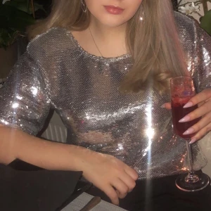 Glitter T-shirt - Endast använd en gång, alltså mycket bra skick!