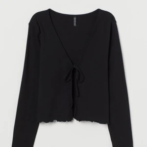 Kofta med snörning stl M  - Säljer en helt ny kofta med snörningar i stl M. Superfin!