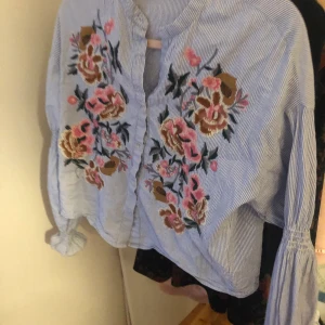 Blå blus  - Blå blus från zara i storlek xs med fina blommor 