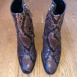 Zara klackar - Klackar från Zara i orm imitation! Aldrig använda