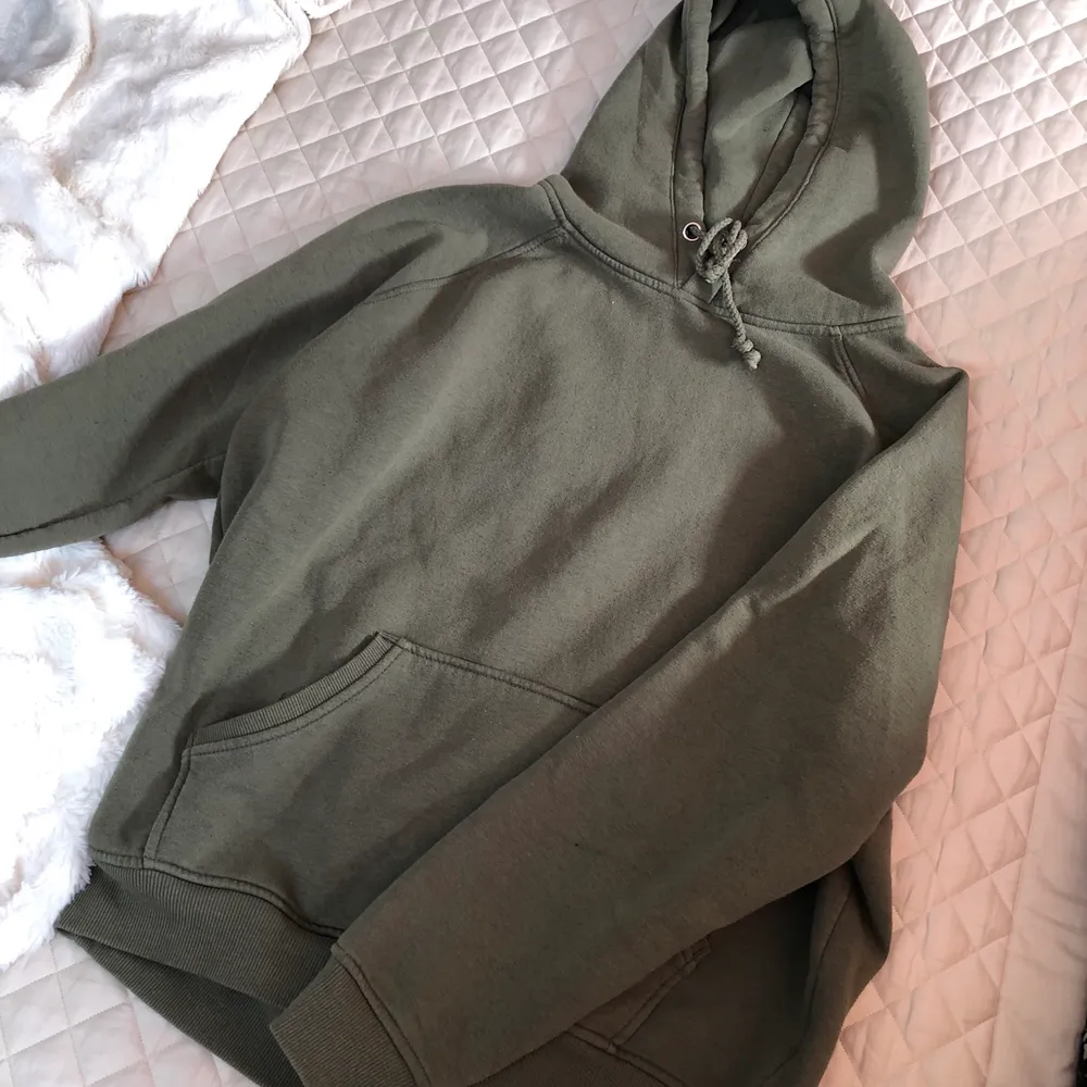 Grön superskön hoodie från bikbok💚 Säljes pga att jag inte tycker jag passar i färgen😋 DM för fler bilder! Nypris: 300. Hoodies.
