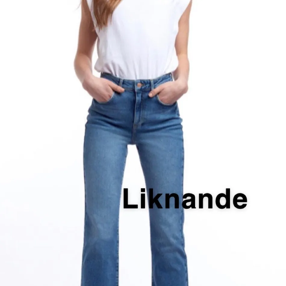Supersnygga ”kick flare” jeans från Zara i storlek 36! Använda endast 2 gånger!!💓💓. Jeans & Byxor.