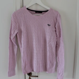 Rosa tröja - Rosa kabelstickad tröja. Köparen står för frakt 🤍
