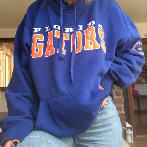 Blå Beyond retro hoddie  - Säljer denna mysiga over-sized hoddie som är köpt på beyond retro, som passar perfekt nu när det börjar bli höst. Köpte den nyligen så är i bra skick. Frakt på ca 80-90 kr tillkommer💙💙buda i kommentarerna  (budgivningen har flyttats till 25/8  klockan 18.00) HÖGSTA BUDET JUST NU: 450 kr + frakt 