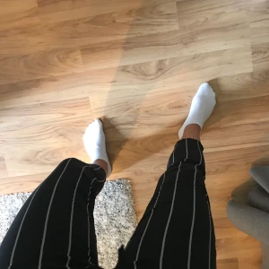 Svarta byxor med vita ränder  - Från prettylittlethings, helt oanvända. Köparen står för frakten