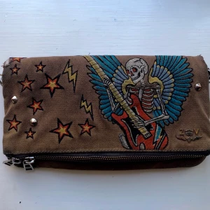 UNIK ZADIG & VOLTAIRE VÄSKA 💀🤎 - Säljer min supersnygga (lite ovanliga) Zadig & Voltaire väska. Har använt den mycket så den är lite sliten vid kedjans fäste men det är inget som påverkar väskans funktion eller utseende egentligen! Kan skicka mer bilder vid förfrågan :)