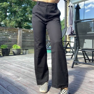 Långa kostymbyxor från carin wester - Perfekta kostymbyxor från carin wester!! De är använda en del, men de är tyvärr för stora för mig:(