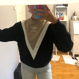 Adidas sweatshirt  - Köpare står för frakt!
