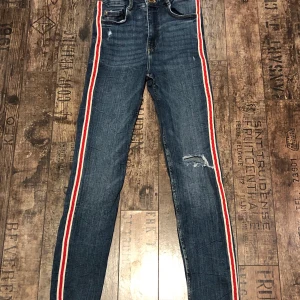 ZARA jeans  - Skitsnygga och bekväma jeans från ZARA. Byxorna är i strl 36 men jag tycker att dom känns mindre så skulle säga en stretchig 32/34. Köptes för 400kr i butik. Använda Max 2 gånger 