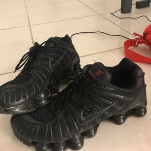 Nike shox i nyskick! Strl 44,5 - Ett par nike shox svarta i nyskick! Använda 10 gånger! 1800kr nypris! Nu endast 600kr!!! Ett riktigt klipp!