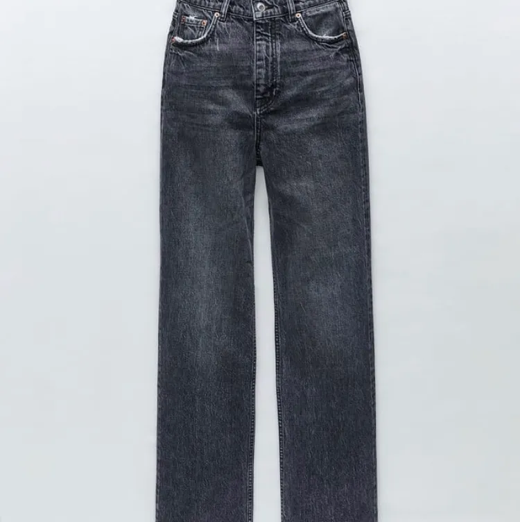 Så sjukt snygga långa jeans, aldrig använda desvärre så lapparna sitter fortfarande kvar. De här är just nu helt slutsålda så det är först till kvarn☺️. Jeans & Byxor.