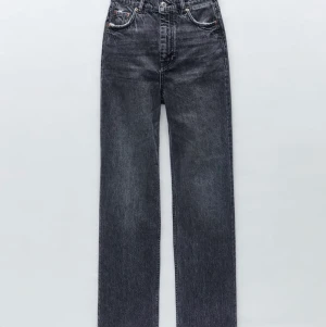 Helt nya wide leg jeans - Så sjukt snygga långa jeans, aldrig använda desvärre så lapparna sitter fortfarande kvar. De här är just nu helt slutsålda så det är först till kvarn☺️