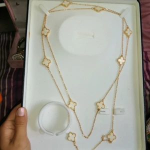 ♣️ Halsband ♣️ - Oanvänd Van cleef & arples inspirerad halsband ♠️♣️🤍 Guldfärgen är av bra kvalitet och ändras inte. 