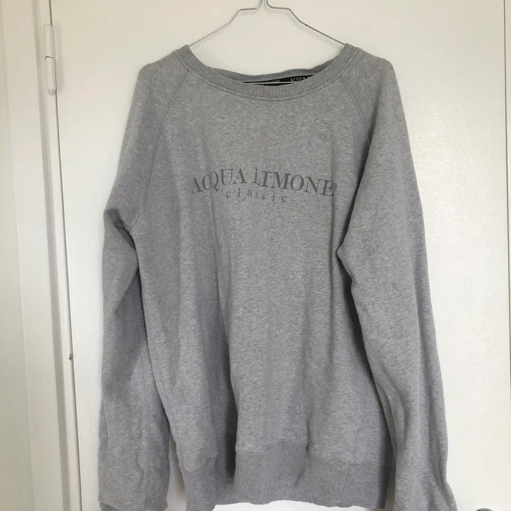 Säljer min Aqua Limone sweatshirt eftersom att den är lite för stor och inte kommer till användning. Frakt går på 60kr annars kan jag mötas upp i Malmö💕💖. Hoodies.