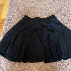Svart kjol från H&M - Ett år gammal kjol i storlek XS. Aldrig använd. 