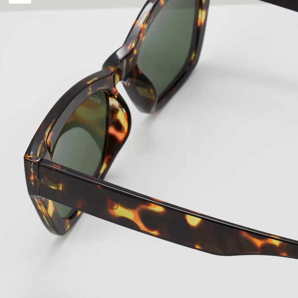 Ett par helt oanvända solglasögon från Even&odd, säljer pga aldrig kommit till användning! Priset är exklusive frakt. Accessoarer.