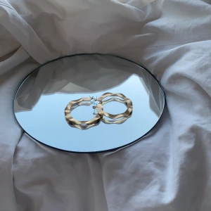 Guldiga örhängen - Guldiga örhängen med spännen