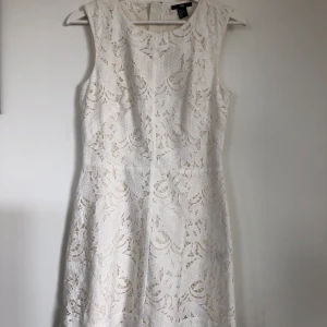 Studentklänning  - Säljer nu min studentklänning jag haft 1 gång. Väldigt fin i tyget och lite figursydd. Går precis ovanför knäna på mig och jag är 1,60 cm. 