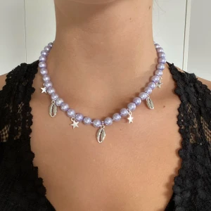 Halsband pärlor  - Handgjort halsband!                                                               Halsbandet är justerbart och frakten är inräknad i 80kr 🌸⚡️⚡️