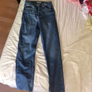 Mom jeans ifrån Gina tricot! Så fina, dessa går ner till mina fötter och är 164! Säljs på grund av att jag inte använder dom längre:( köptes för 599kr, säljs för 200kr