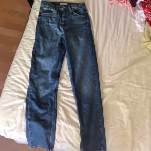 Mom jeans ifrån Gina tricot! - Mom jeans ifrån Gina tricot! Så fina, dessa går ner till mina fötter och är 164! Säljs på grund av att jag inte använder dom längre:( köptes för 599kr, säljs för 200kr