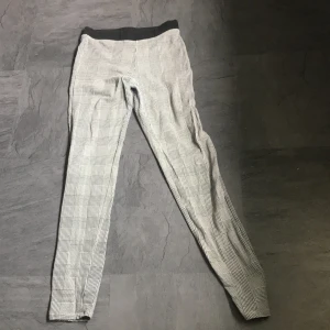 Rutiga byxor  - De är ett par vita och svart rutiga byxor.Jag säljer dom för att de är inte min still och de är för små.De är inget fel på byxorna. Ni får betala för frakt💙och frakt kan vi ta privat💙