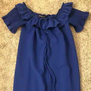 Hej! Jag säljer denna fina blåa klänningen i storlek L. Nyskick med lappen kvar. Frakten ingår i priset💓