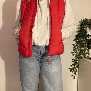 Röd väst - Röd väst från Bershka. Storlek s, men skulle säga att den även passar m. Priset är alltid diskuterbart. Jag kan mötas upp i Stockholm innanför tullarna men om du vill ha plagget skickat så står du för frakten. 