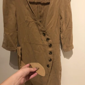 Oanvänd klänning från mango  - Klänning från mango. Oanvänd då den är för liten för mig. 