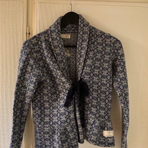  Odd Molly kofta i storlek S - En blå Odd Molly kofta som är i mycket bra skick.  Material är 80% lamm ull och 20% nylon. Köparen står för frakten.